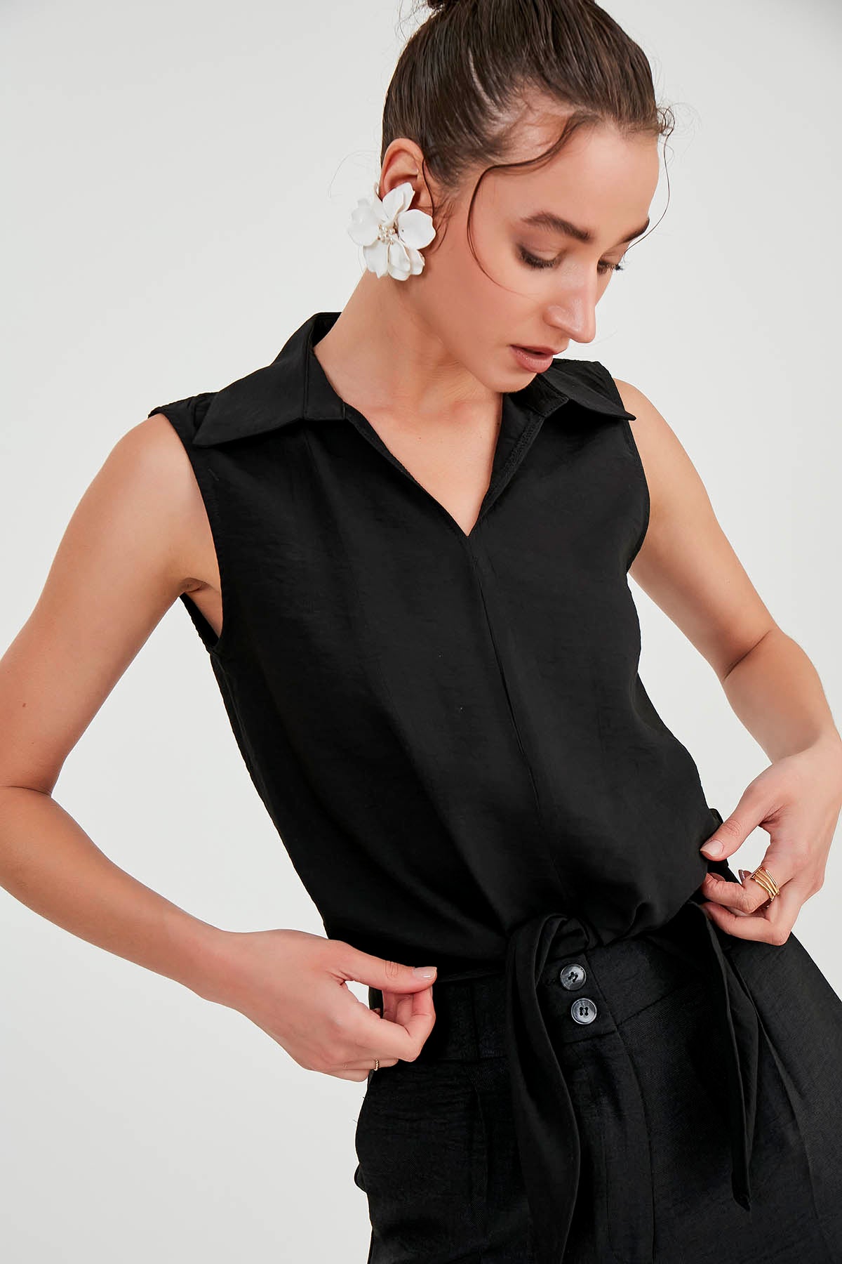 SLEEVELESS BLOUSE