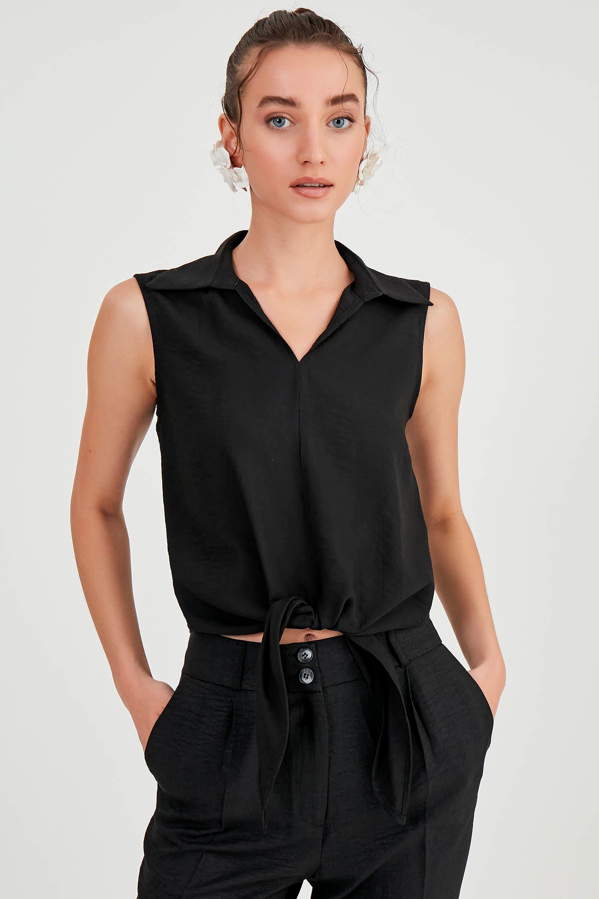 SLEEVELESS BLOUSE