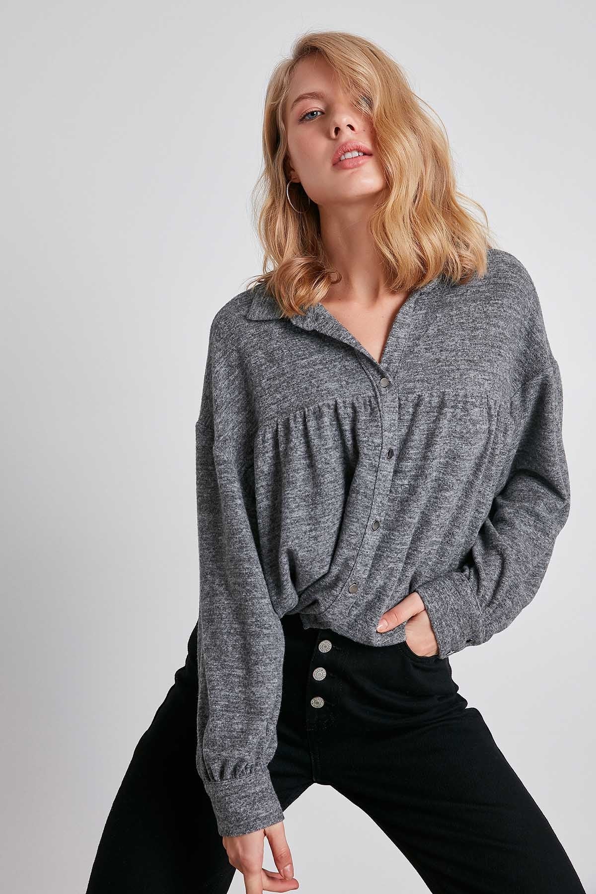 FRONT BUTTONED WITH COLLAR KNITTED BLOUSE