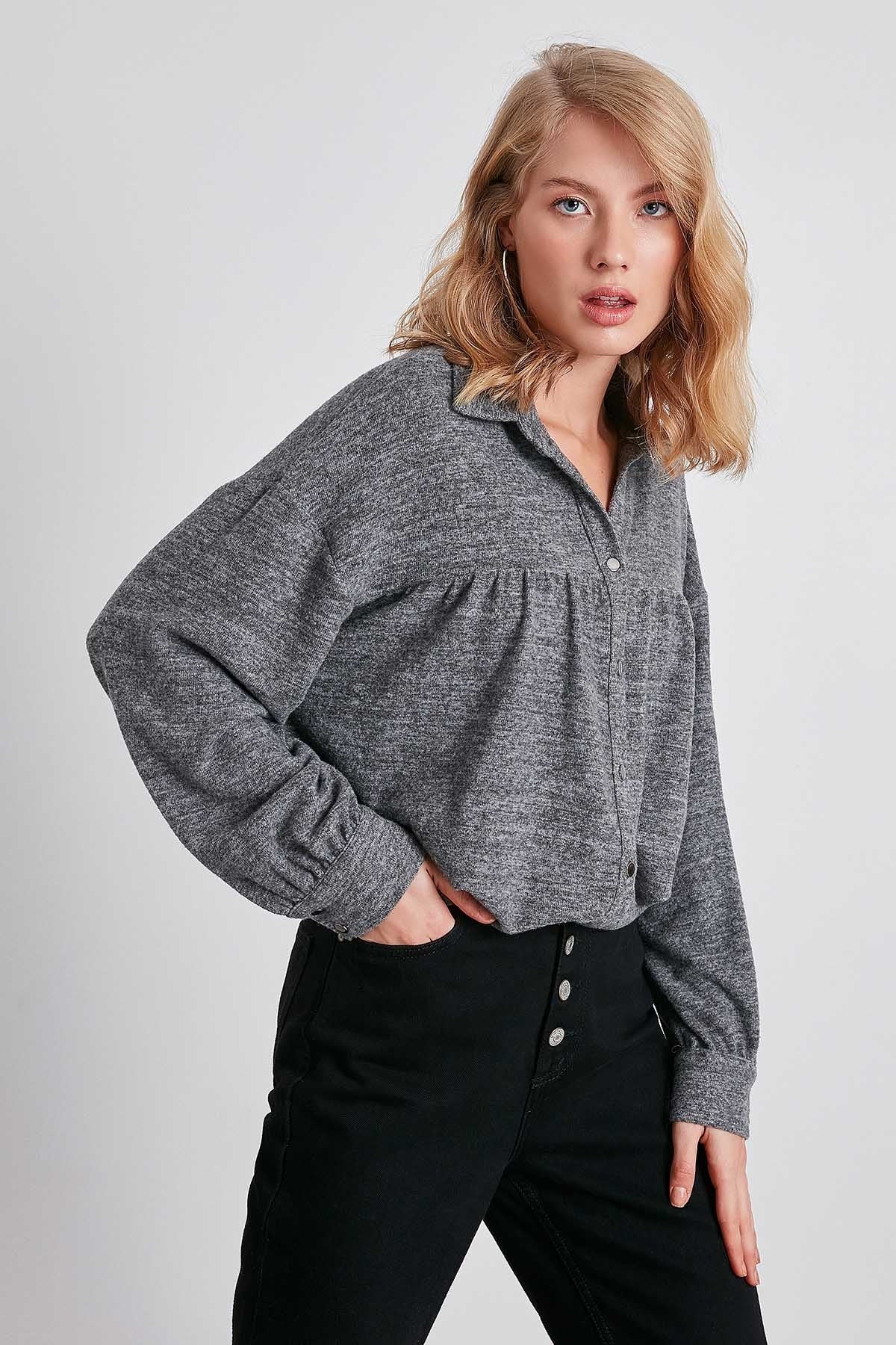 FRONT BUTTONED WITH COLLAR KNITTED BLOUSE