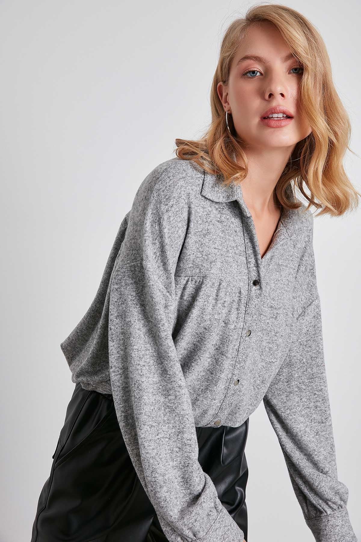 FRONT BUTTONED WITH COLLAR KNITTED BLOUSE