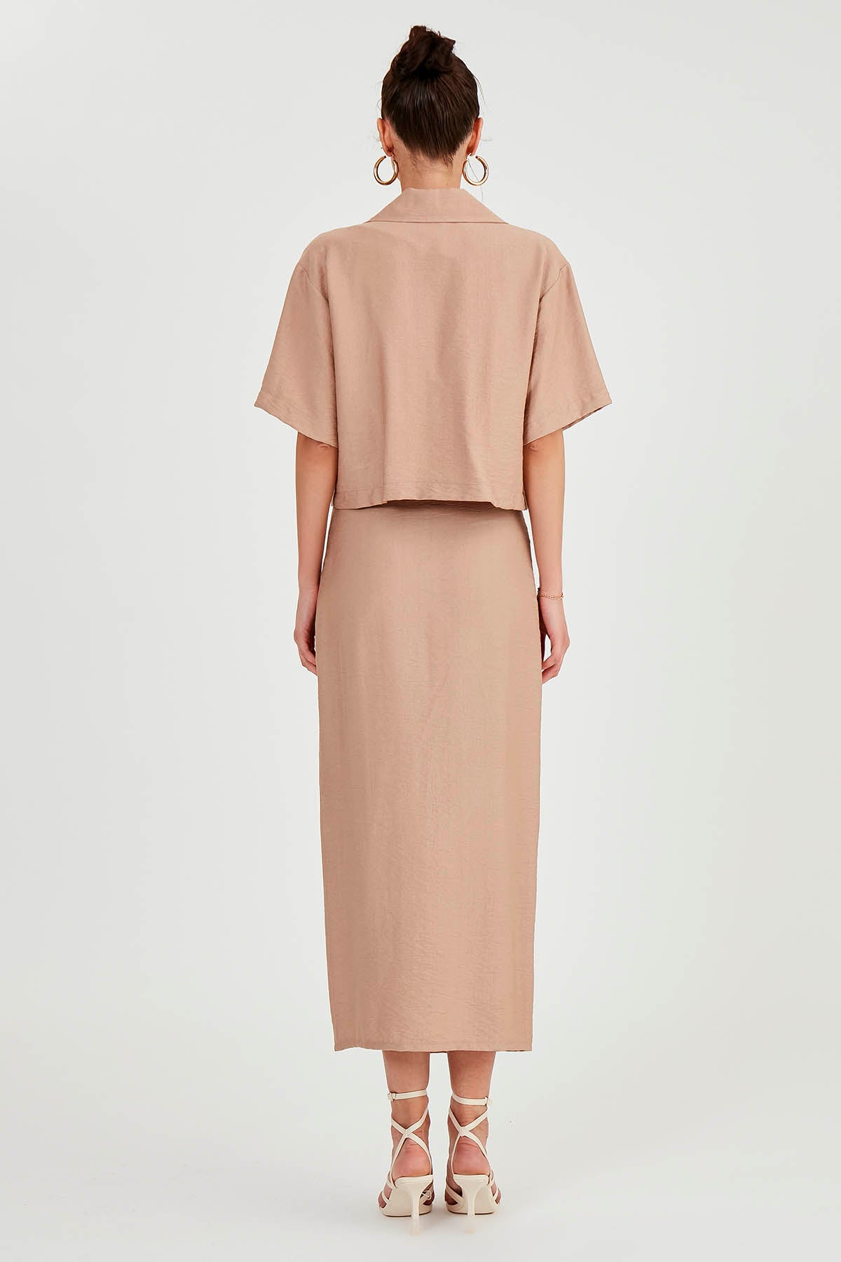 FRONT-SPLIT MIDI HEIGHT SKIRT