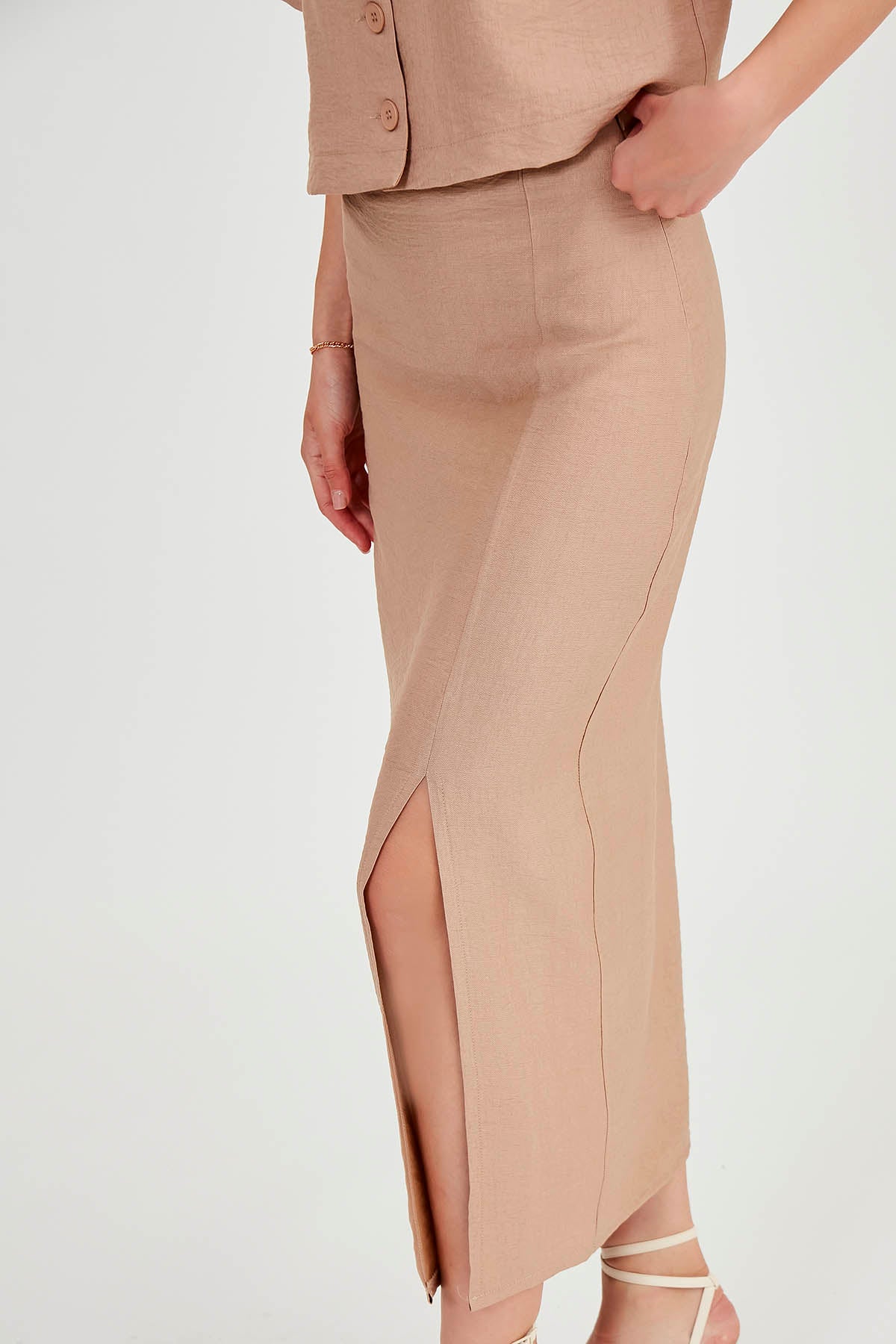 FRONT-SPLIT MIDI HEIGHT SKIRT