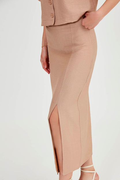FRONT-SPLIT MIDI HEIGHT SKIRT