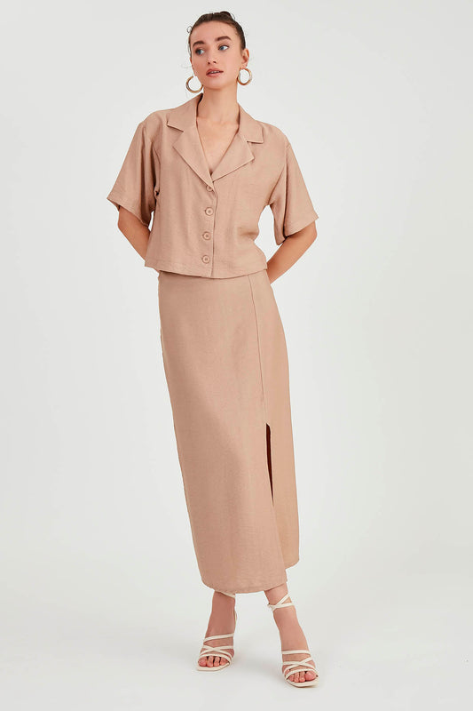 FRONT-SPLIT MIDI HEIGHT SKIRT