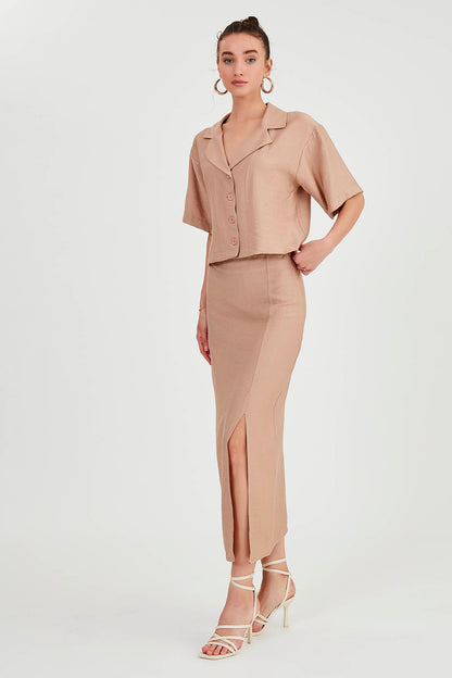 FRONT-SPLIT MIDI HEIGHT SKIRT