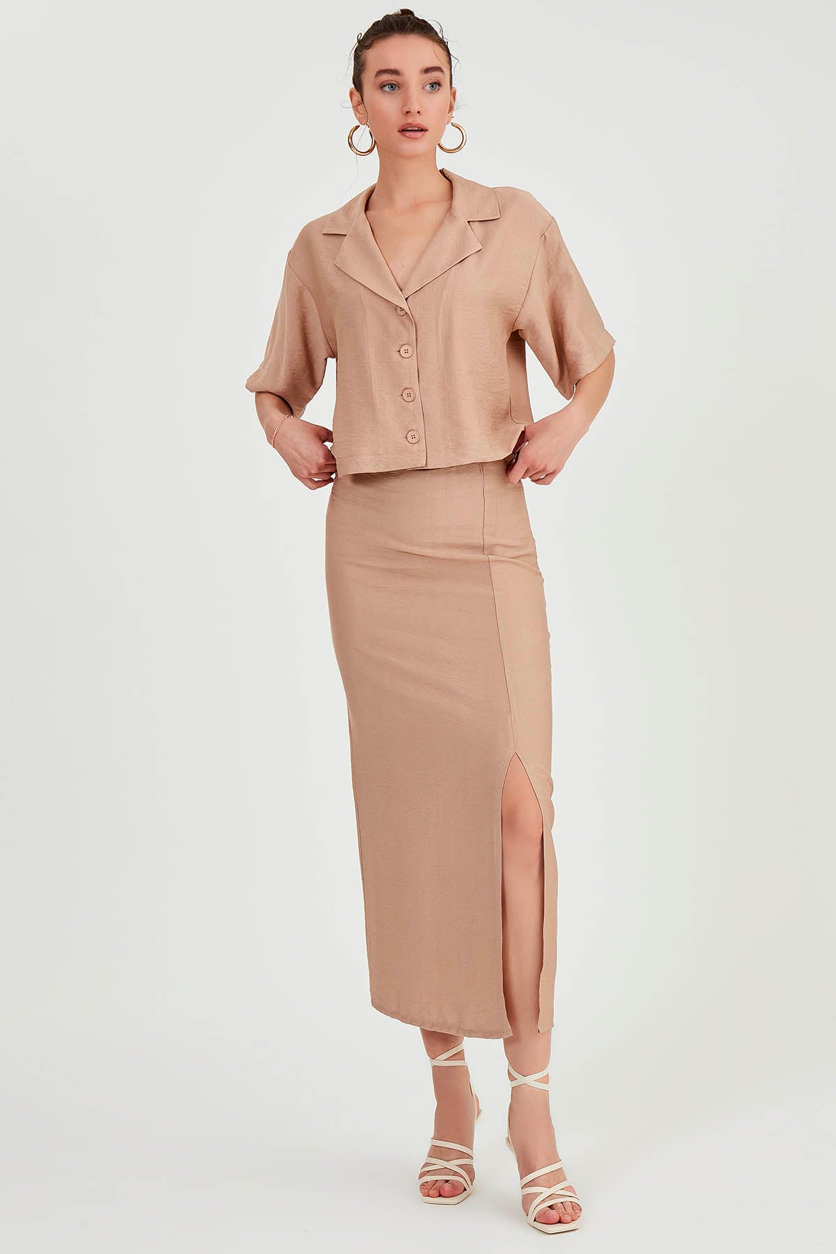 FRONT-SPLIT MIDI HEIGHT SKIRT