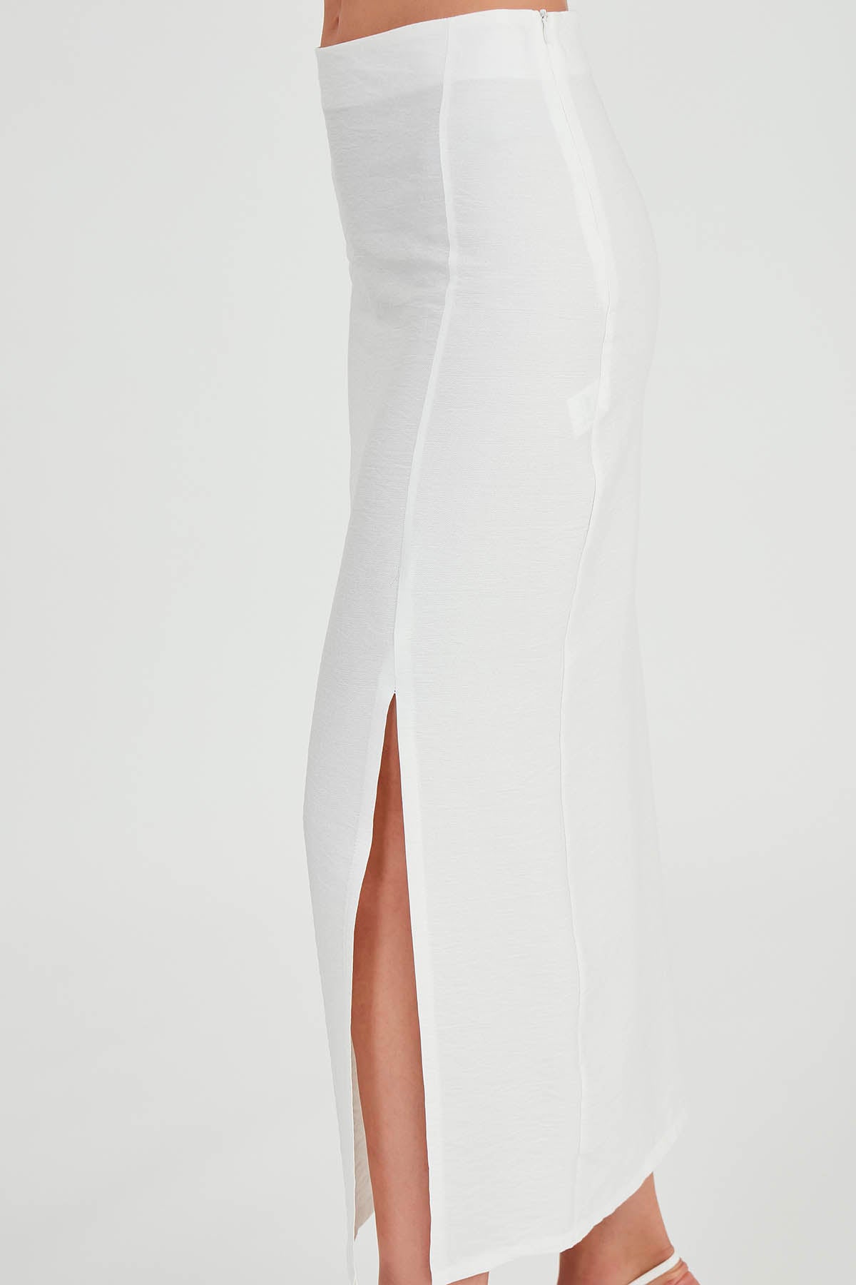 FRONT-SPLIT MIDI HEIGHT SKIRT