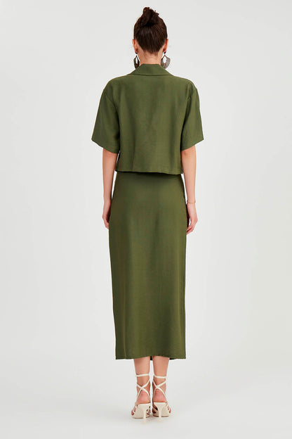 FRONT-SPLIT MIDI HEIGHT SKIRT