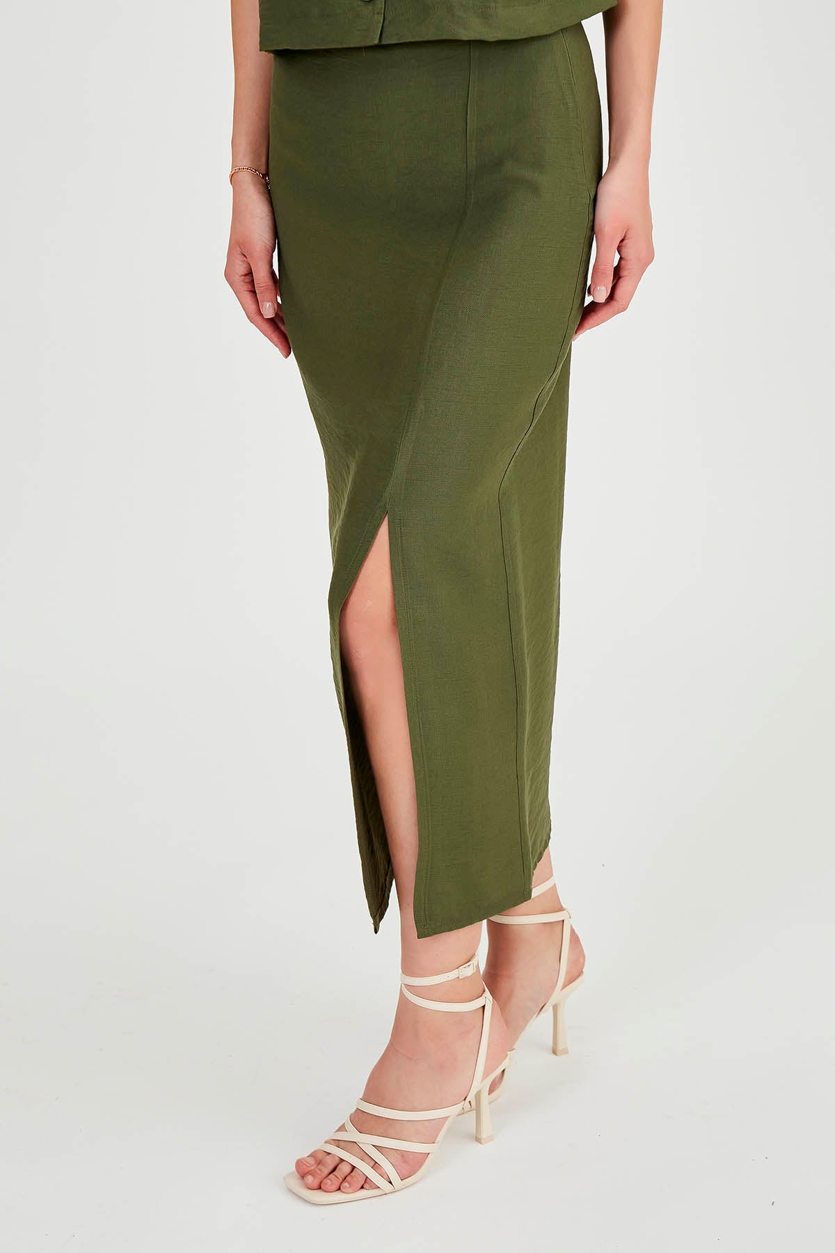 FRONT-SPLIT MIDI HEIGHT SKIRT