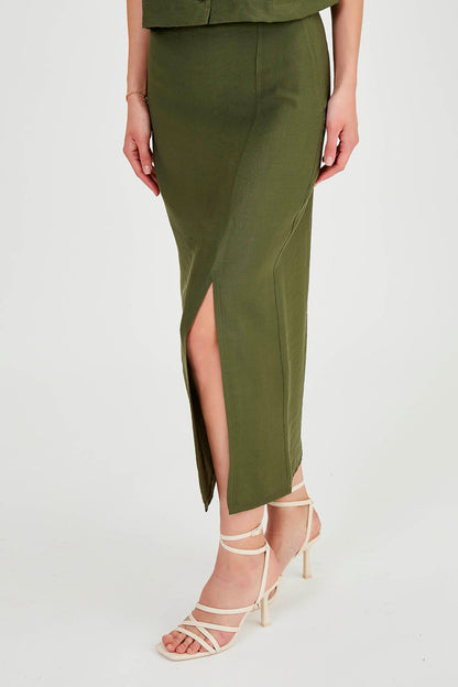 FRONT-SPLIT MIDI HEIGHT SKIRT