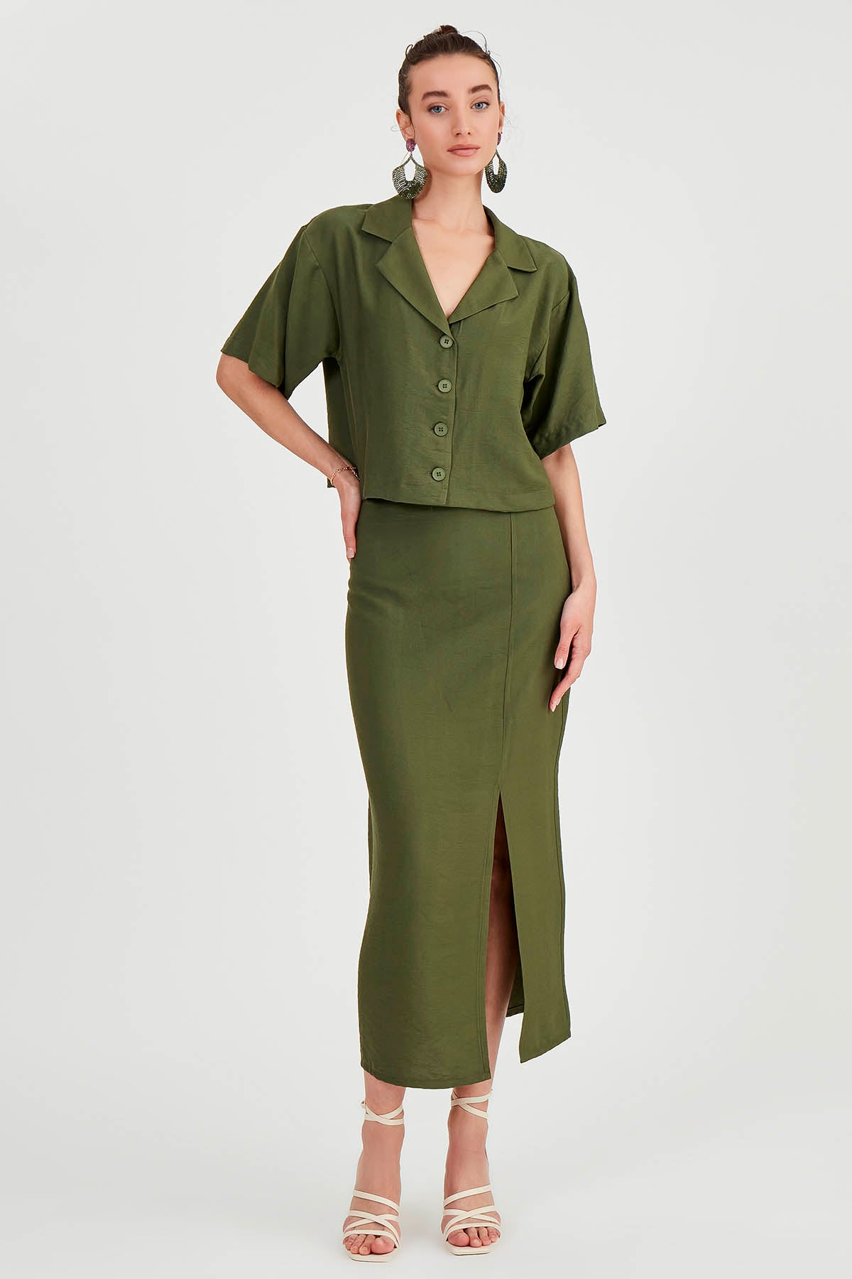 FRONT-SPLIT MIDI HEIGHT SKIRT