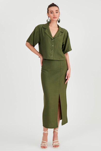 FRONT-SPLIT MIDI HEIGHT SKIRT