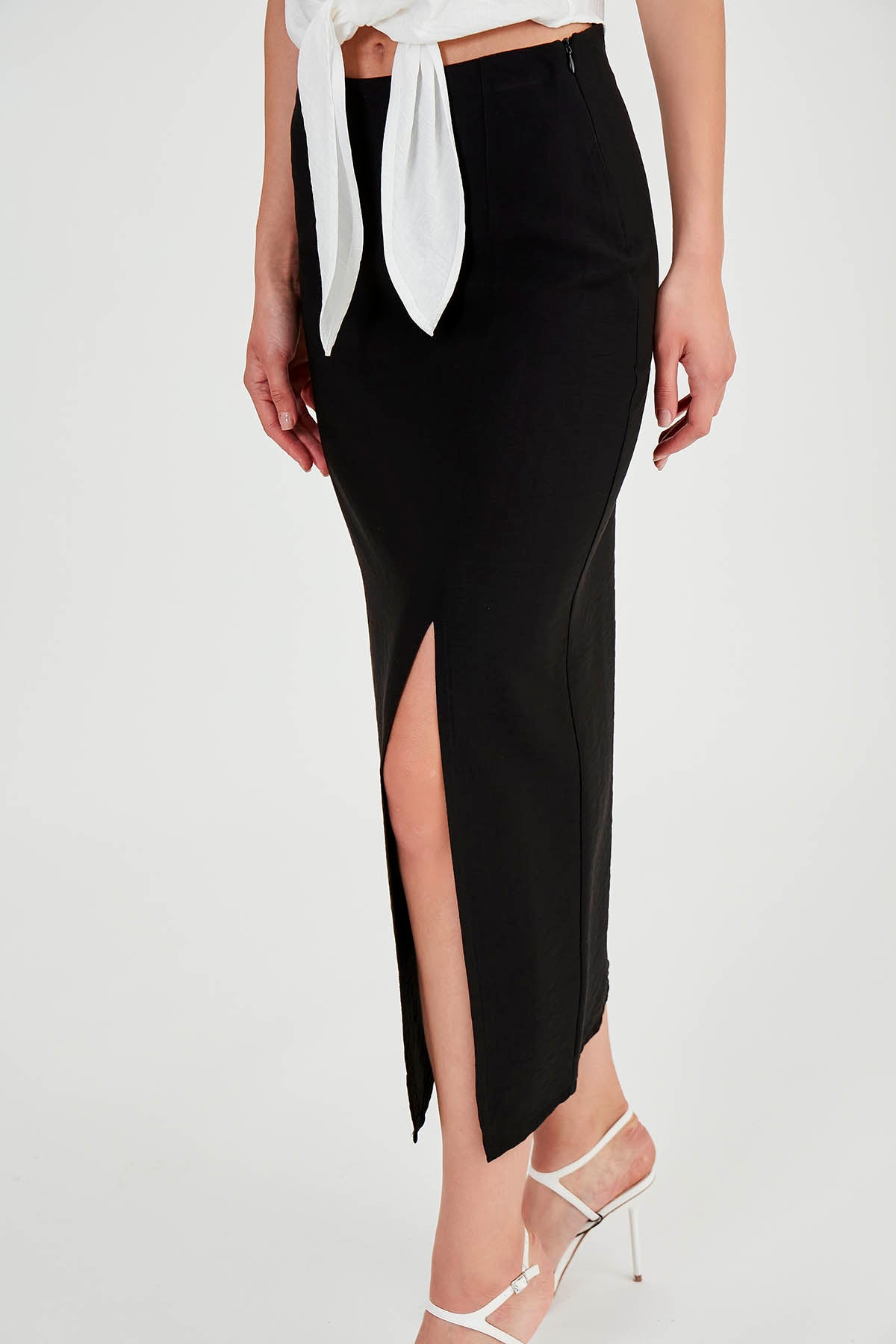 FRONT-SPLIT MIDI HEIGHT SKIRT