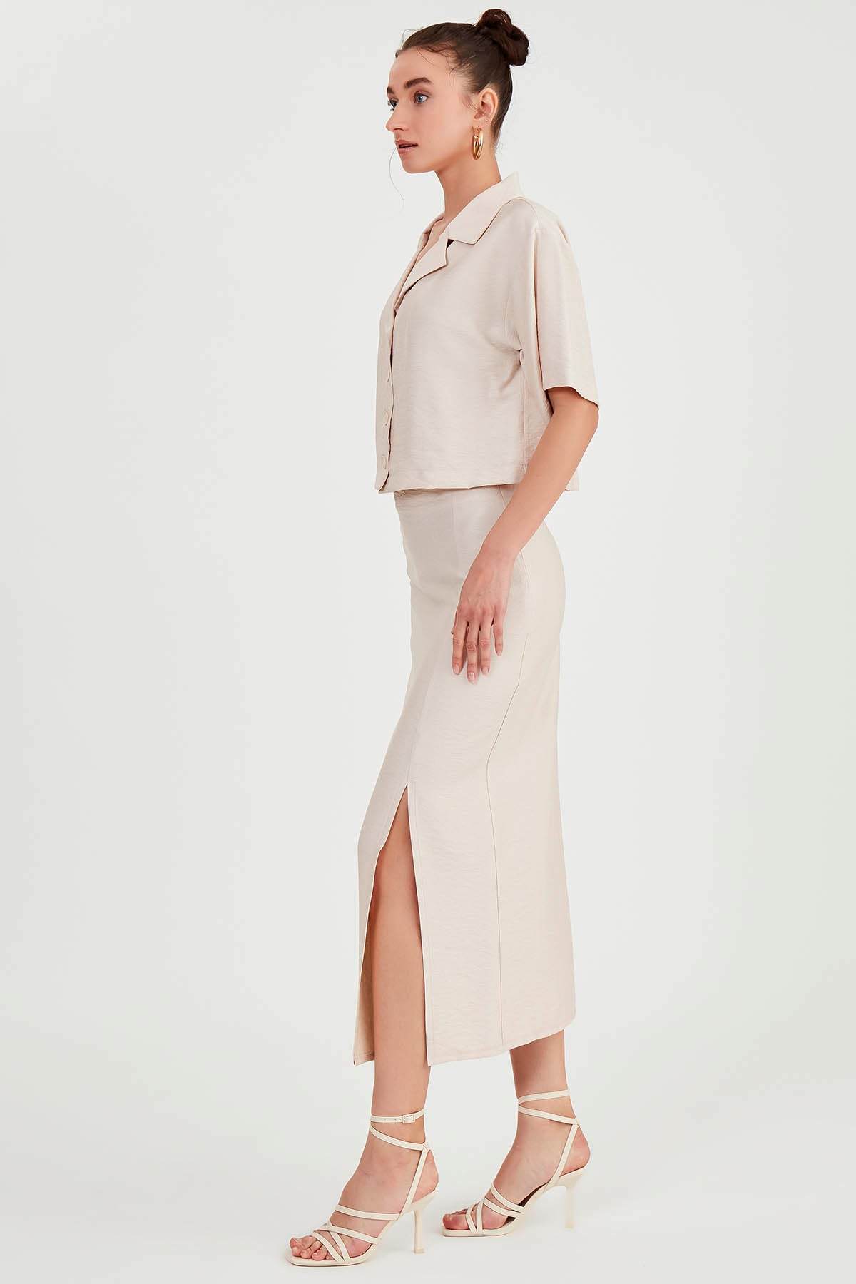 FRONT-SPLIT MIDI HEIGHT SKIRT