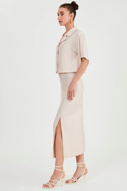 FRONT-SPLIT MIDI HEIGHT SKIRT