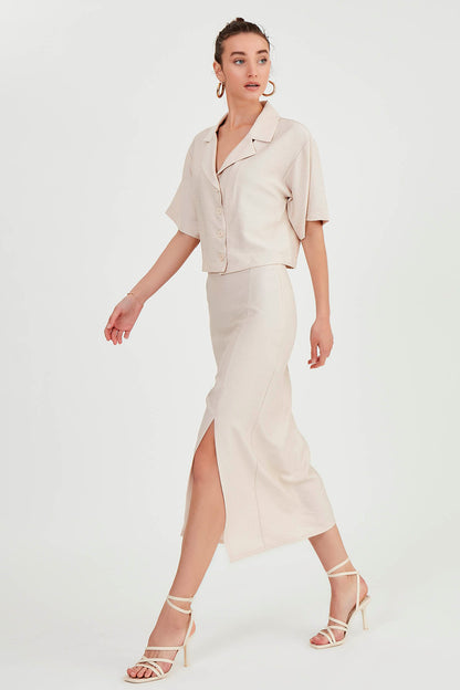 FRONT-SPLIT MIDI HEIGHT SKIRT