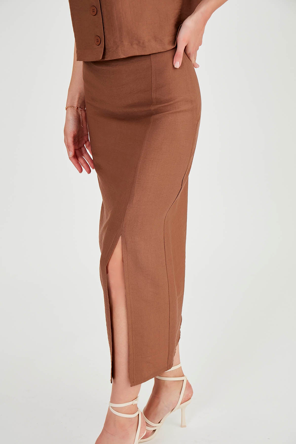 FRONT-SPLIT MIDI HEIGHT SKIRT
