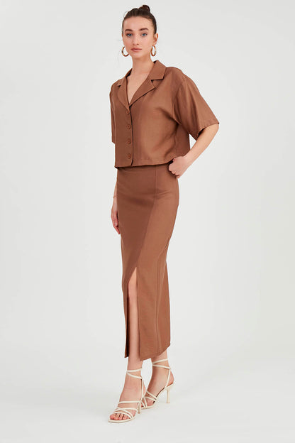 FRONT-SPLIT MIDI HEIGHT SKIRT