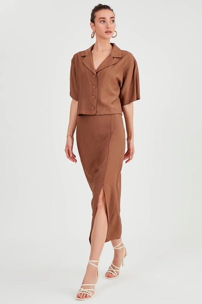FRONT-SPLIT MIDI HEIGHT SKIRT