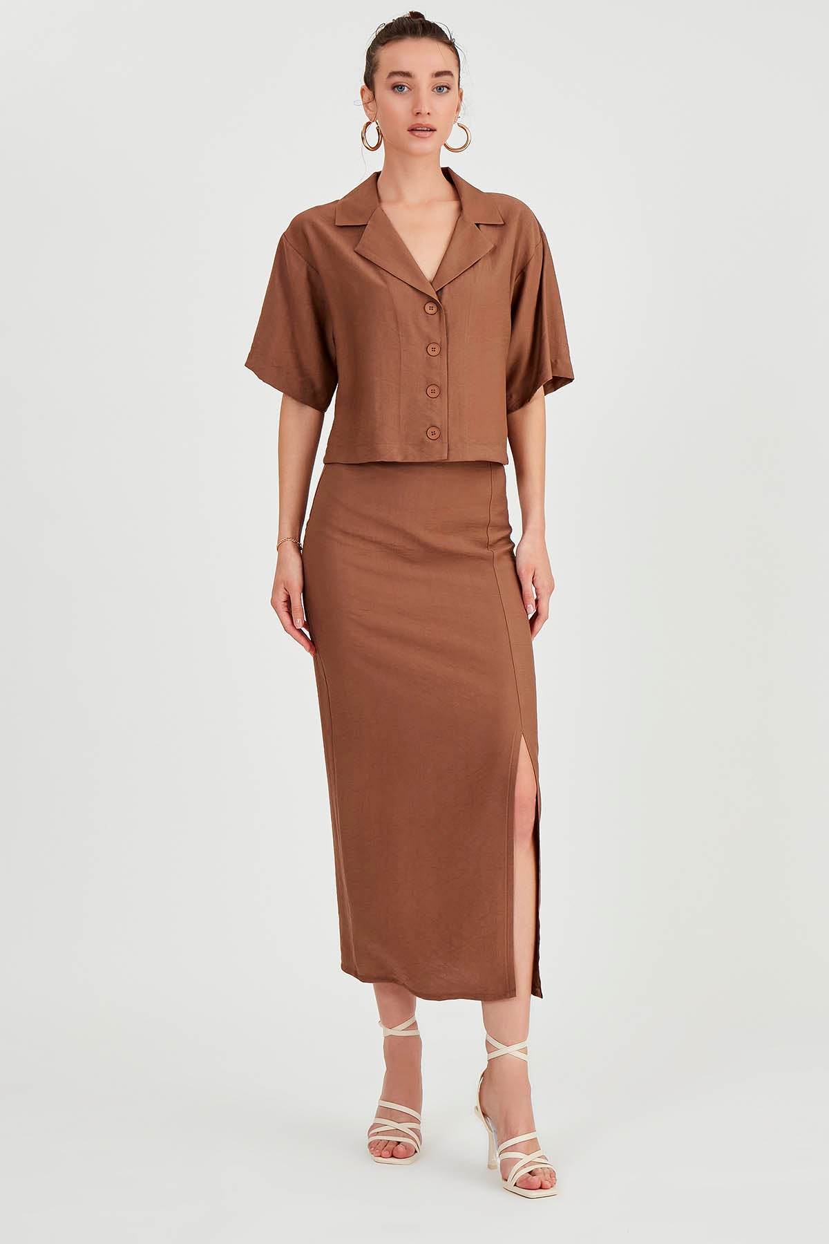FRONT-SPLIT MIDI HEIGHT SKIRT