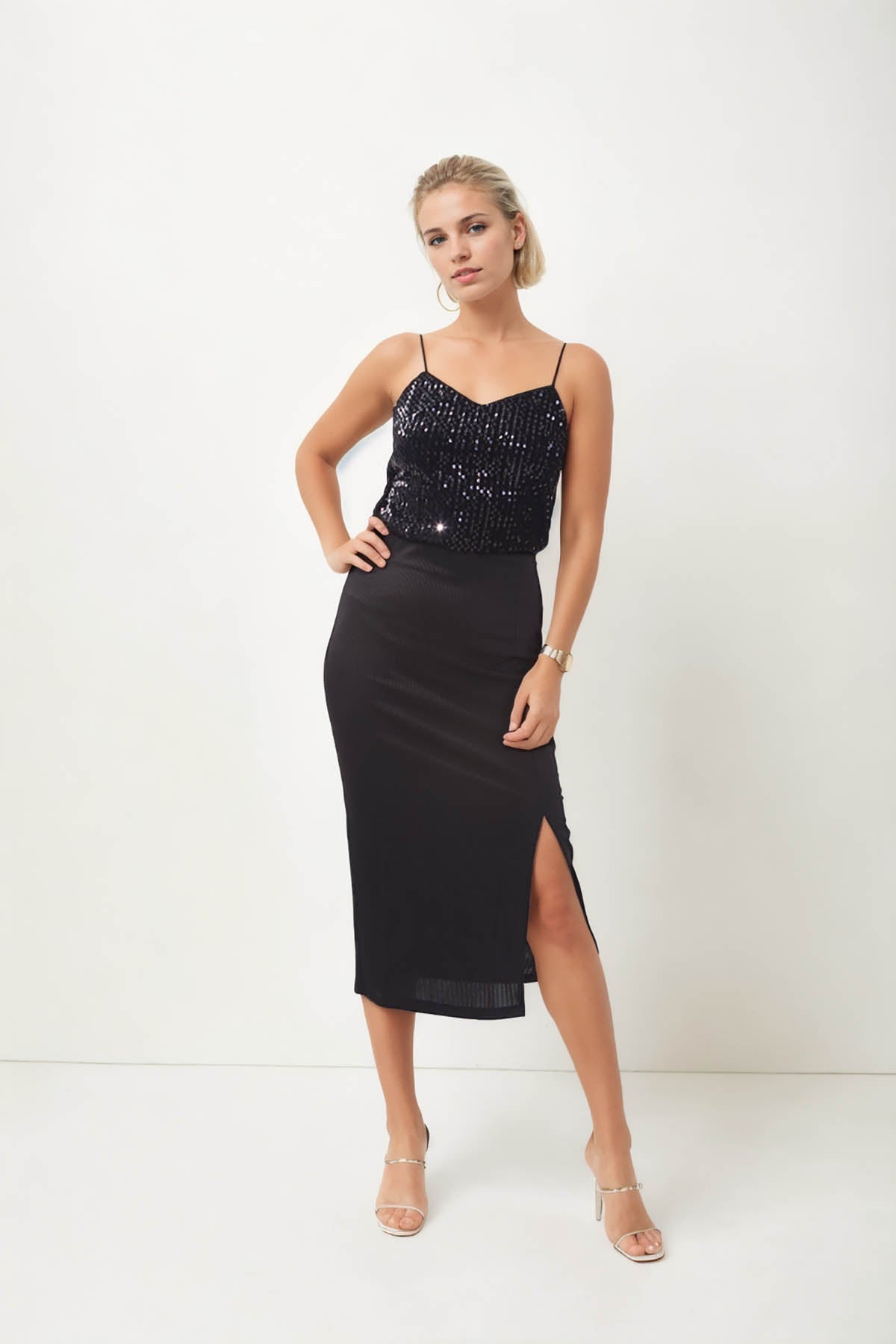 FRONT-SPLIT MIDI HEIGHT SKIRT