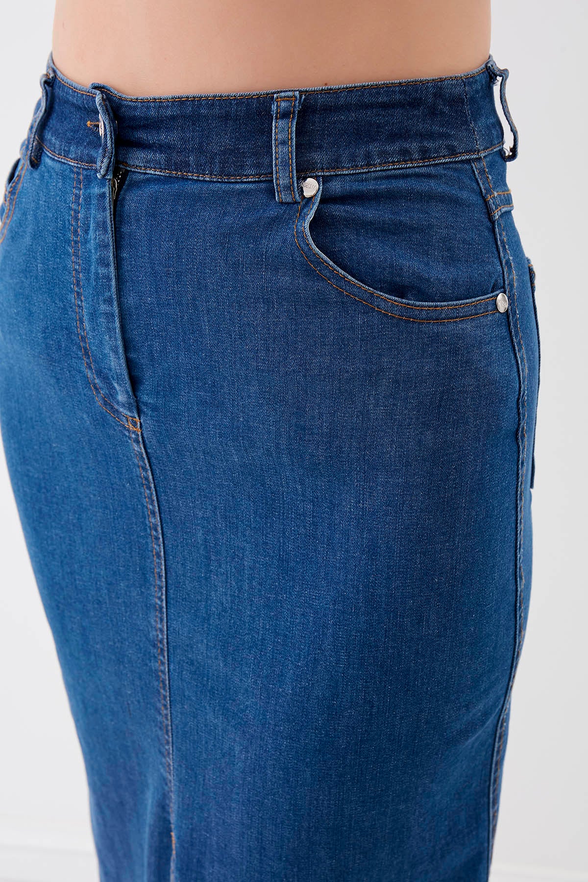 FRONT-SPLIT MIDI HEIGHT DENIM SKIRT