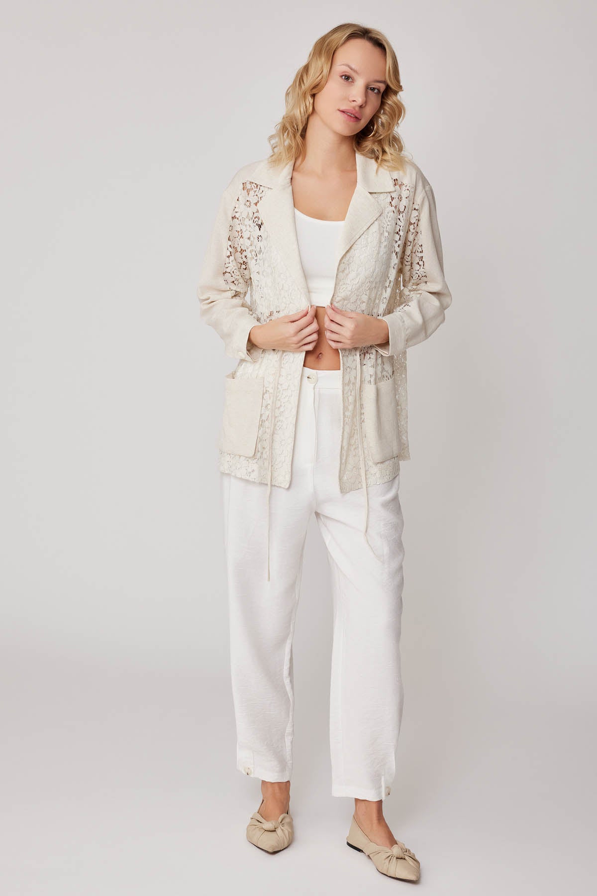 FLORAL-PATTERNED TRANSPARENT JACKET WITH ANTERIOR BINDING