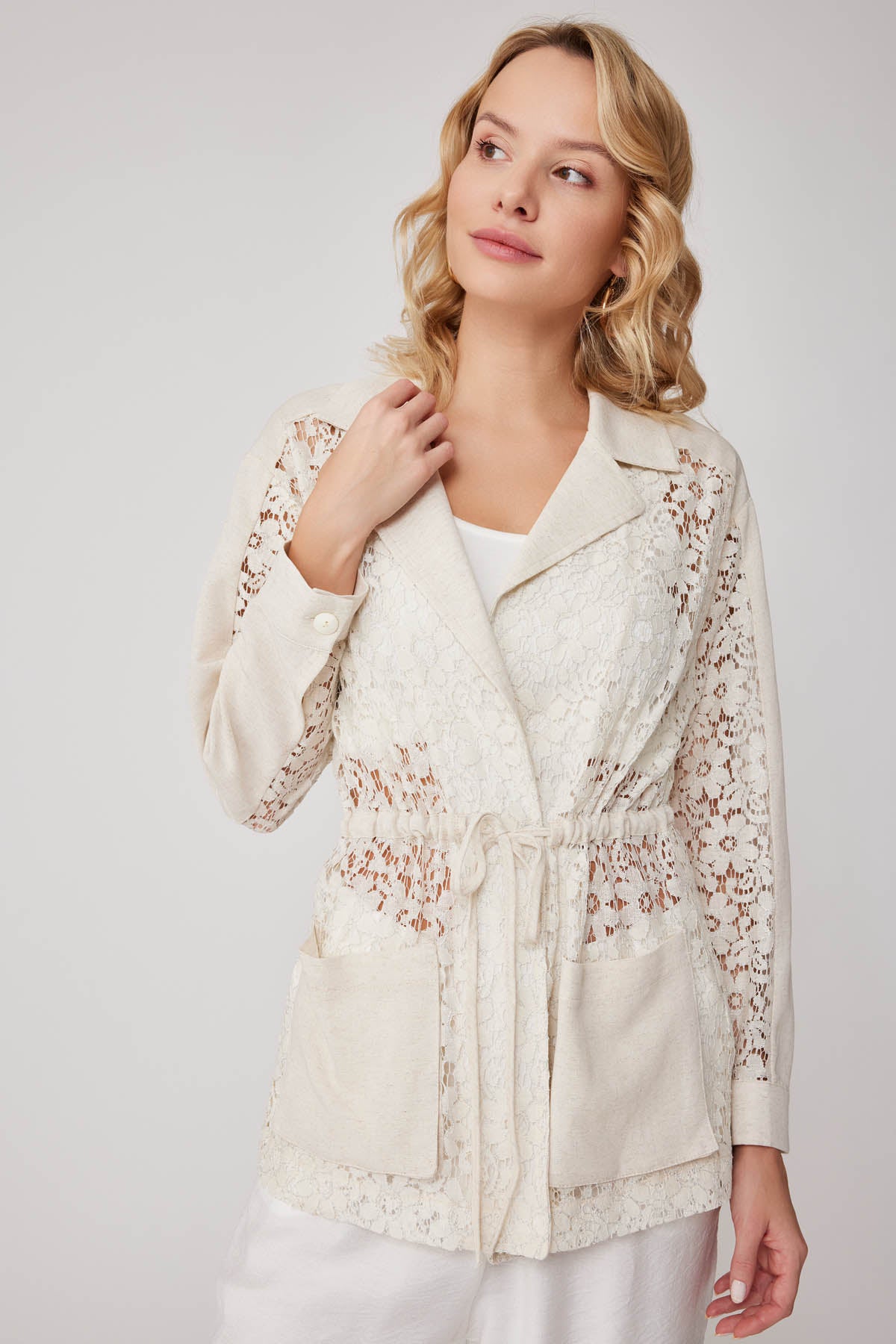 FLORAL-PATTERNED TRANSPARENT JACKET WITH ANTERIOR BINDING