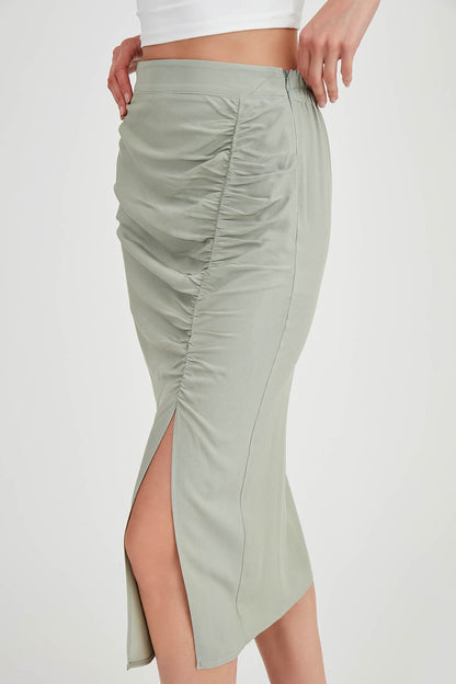 MIDI HEIGHT SKIRT WITH BENT-UP SPLIT