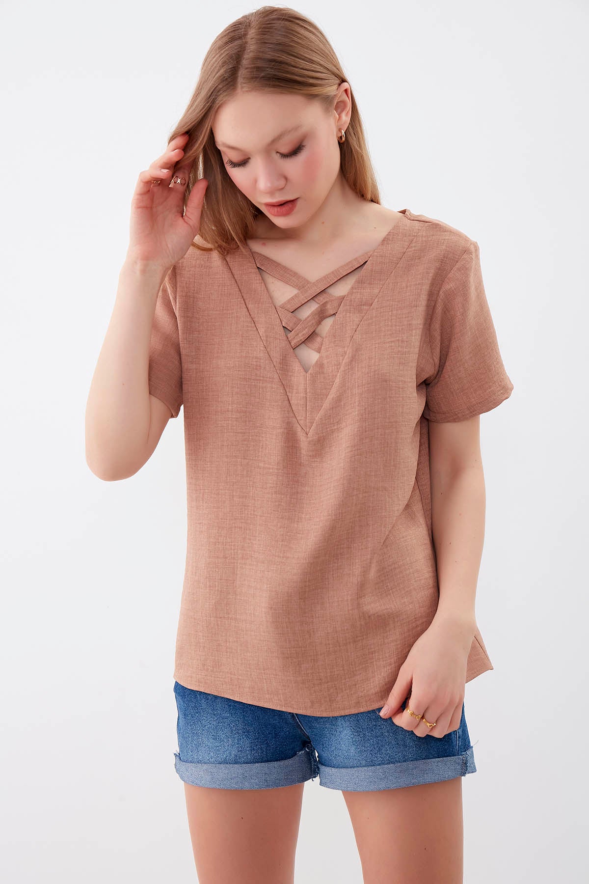 CROSSTAB V COLLAR BLOUSE