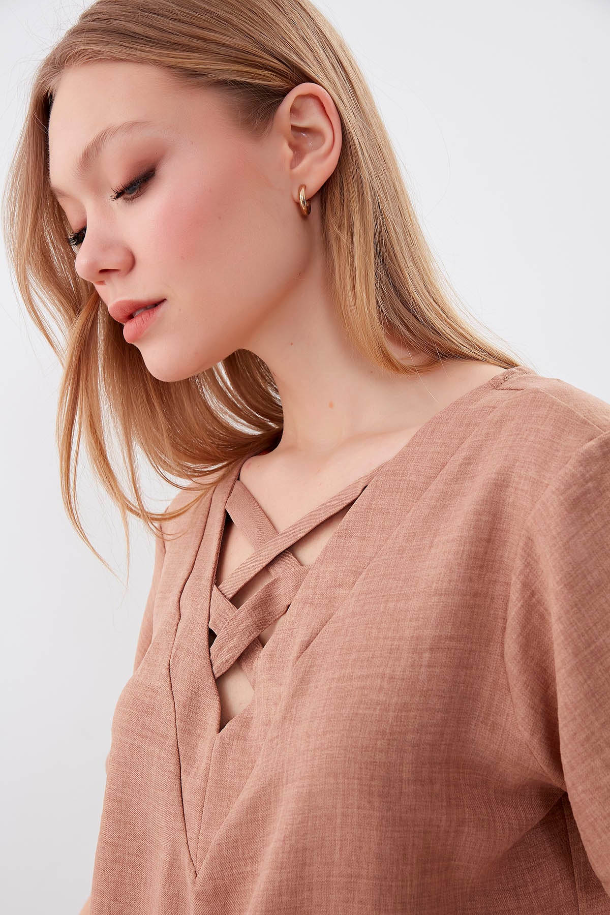 CROSSTAB V COLLAR BLOUSE