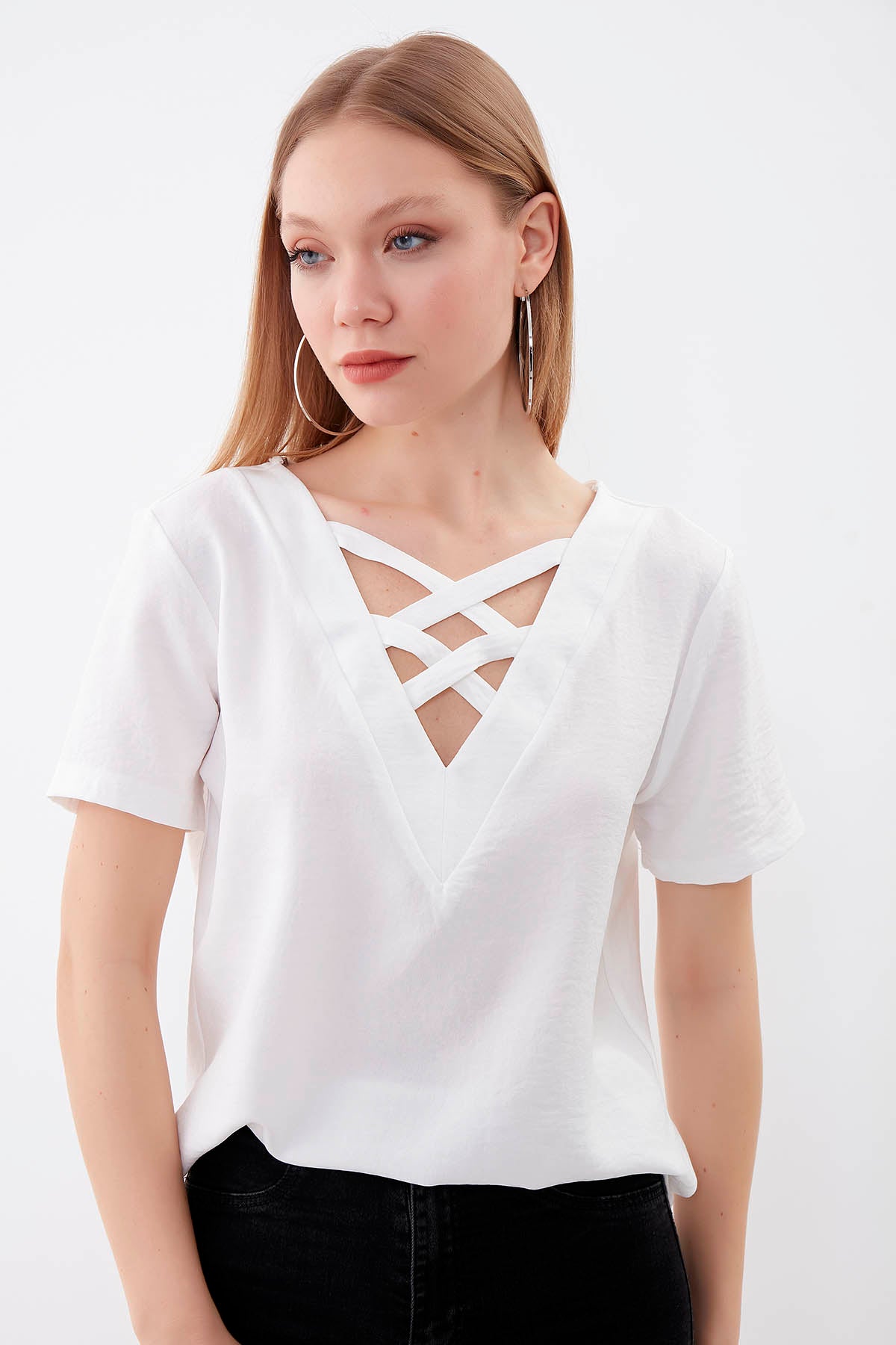 CROSSTAB V COLLAR BLOUSE