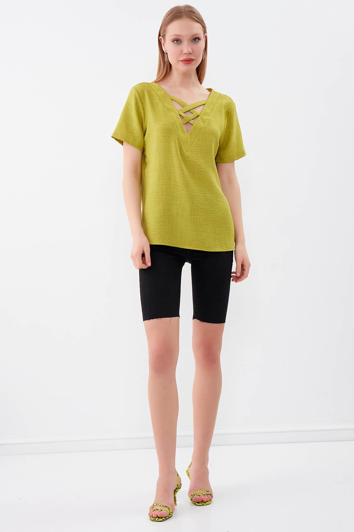 CROSSTAB V COLLAR BLOUSE