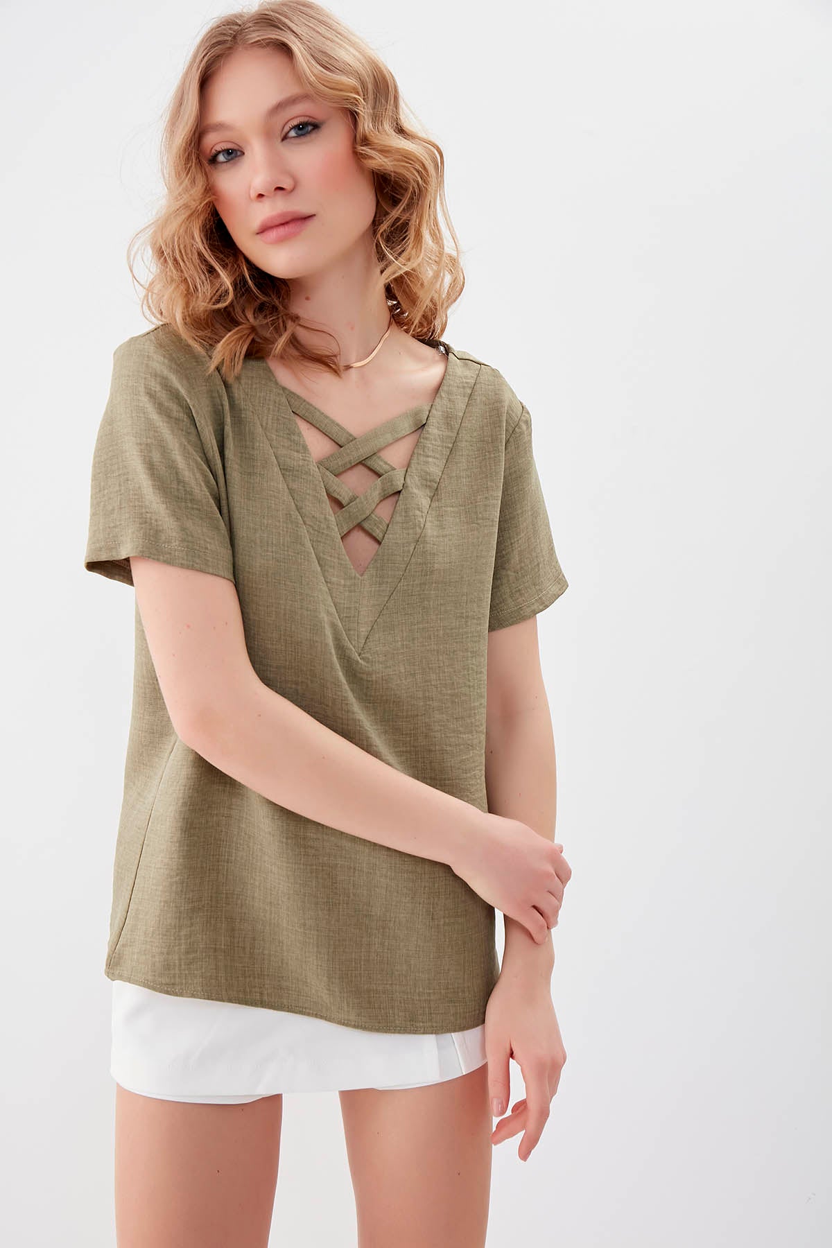 CROSSTAB V COLLAR BLOUSE