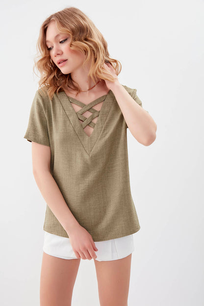 CROSSTAB V COLLAR BLOUSE