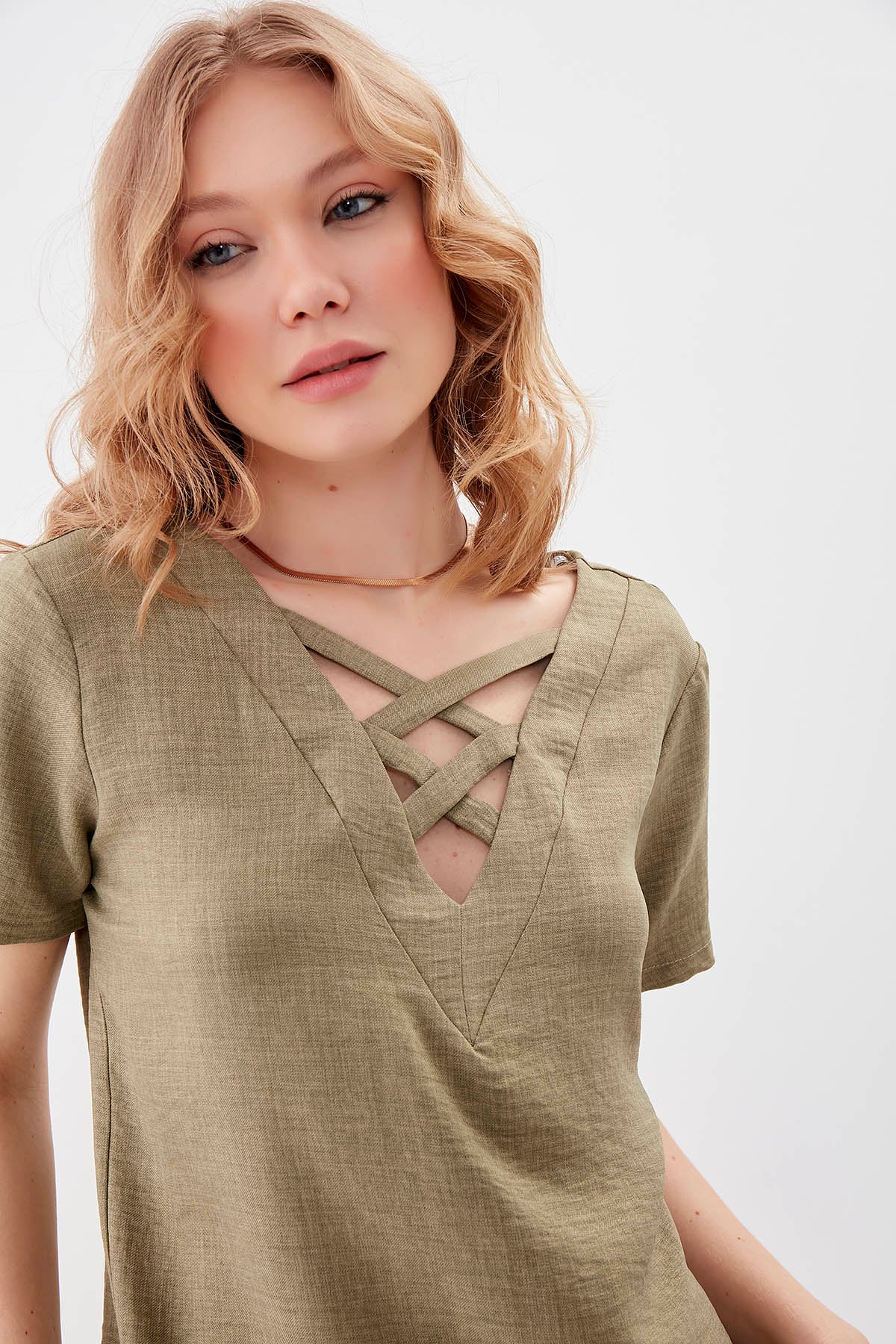 CROSSTAB V COLLAR BLOUSE