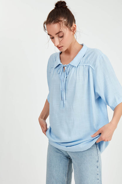BLOUSE WITH NECK BUTTON BINDING