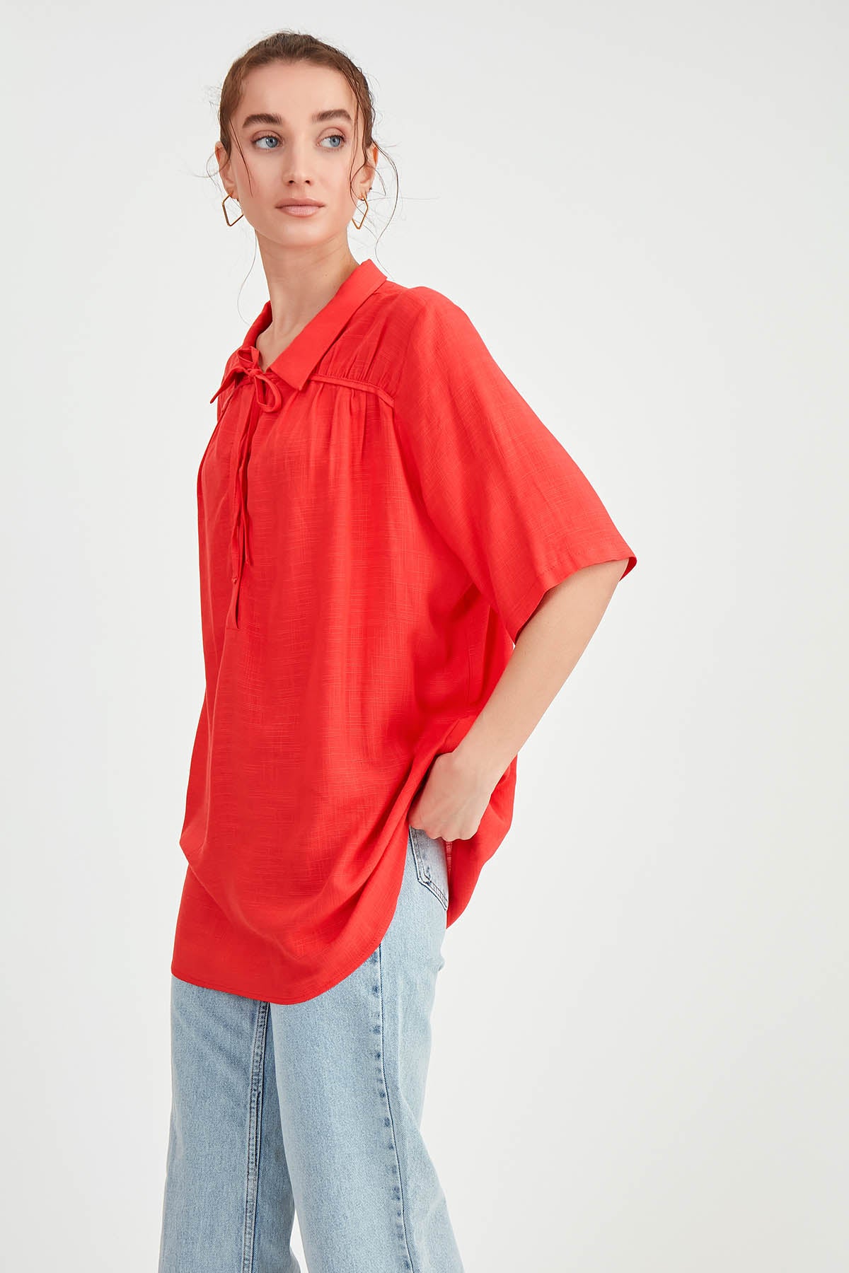BLOUSE WITH NECK BUTTON BINDING