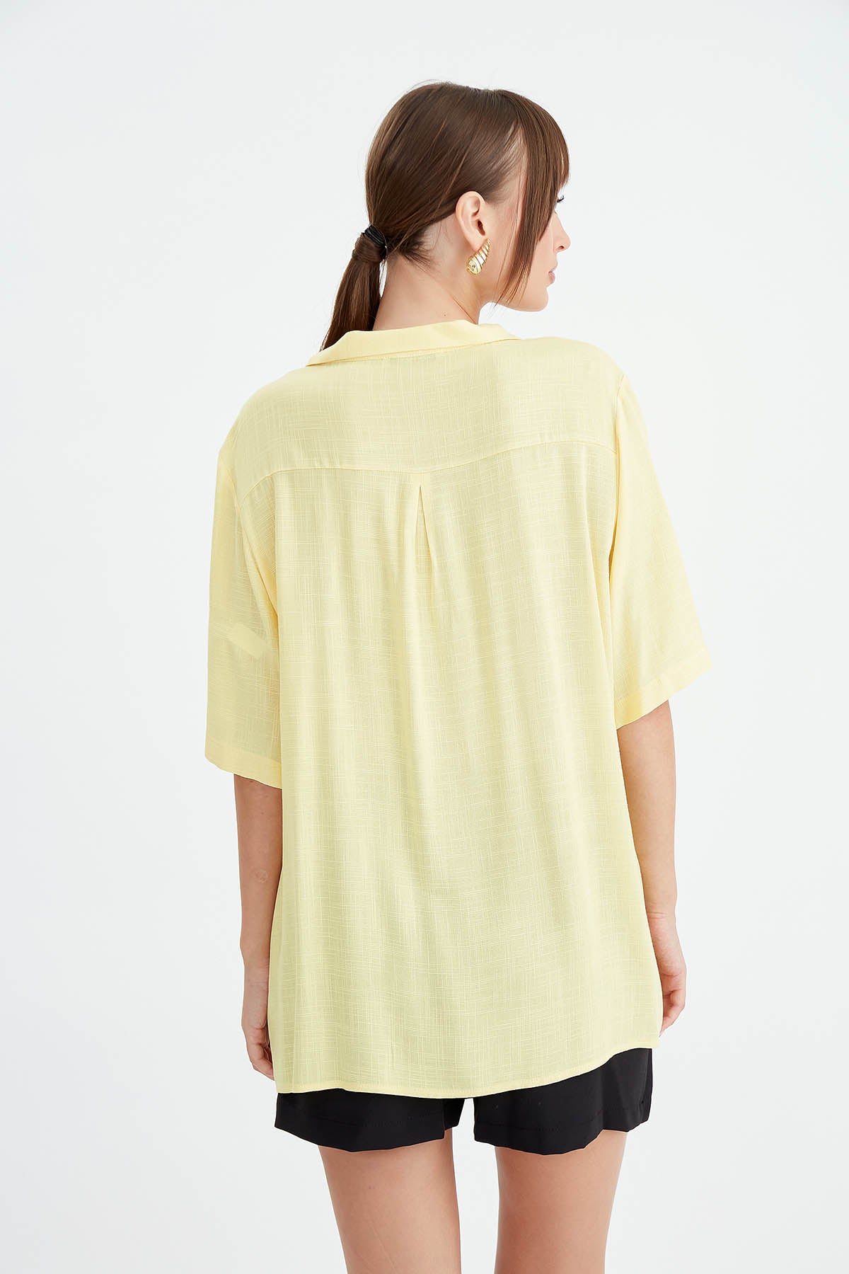 BLOUSE WITH NECK BUTTON BINDING