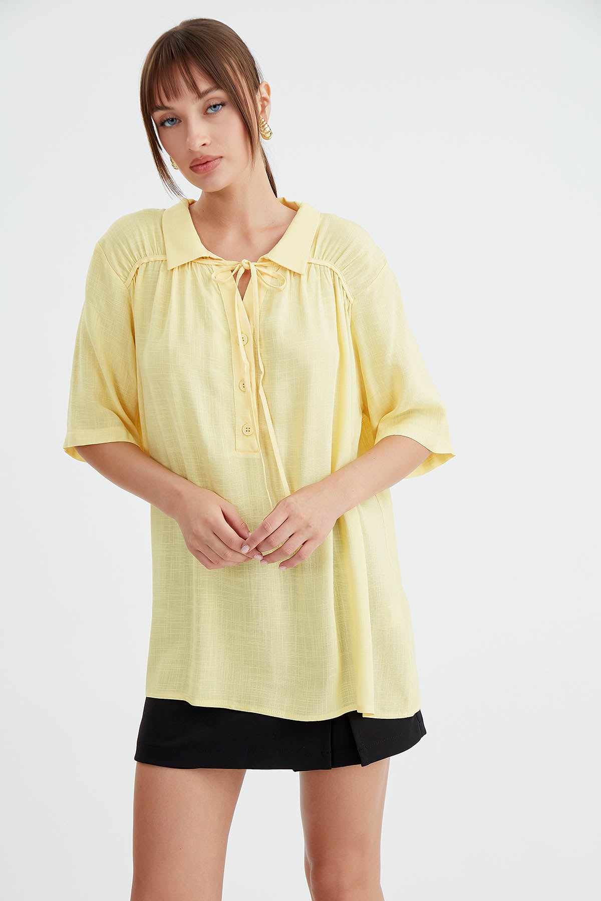 BLOUSE WITH NECK BUTTON BINDING