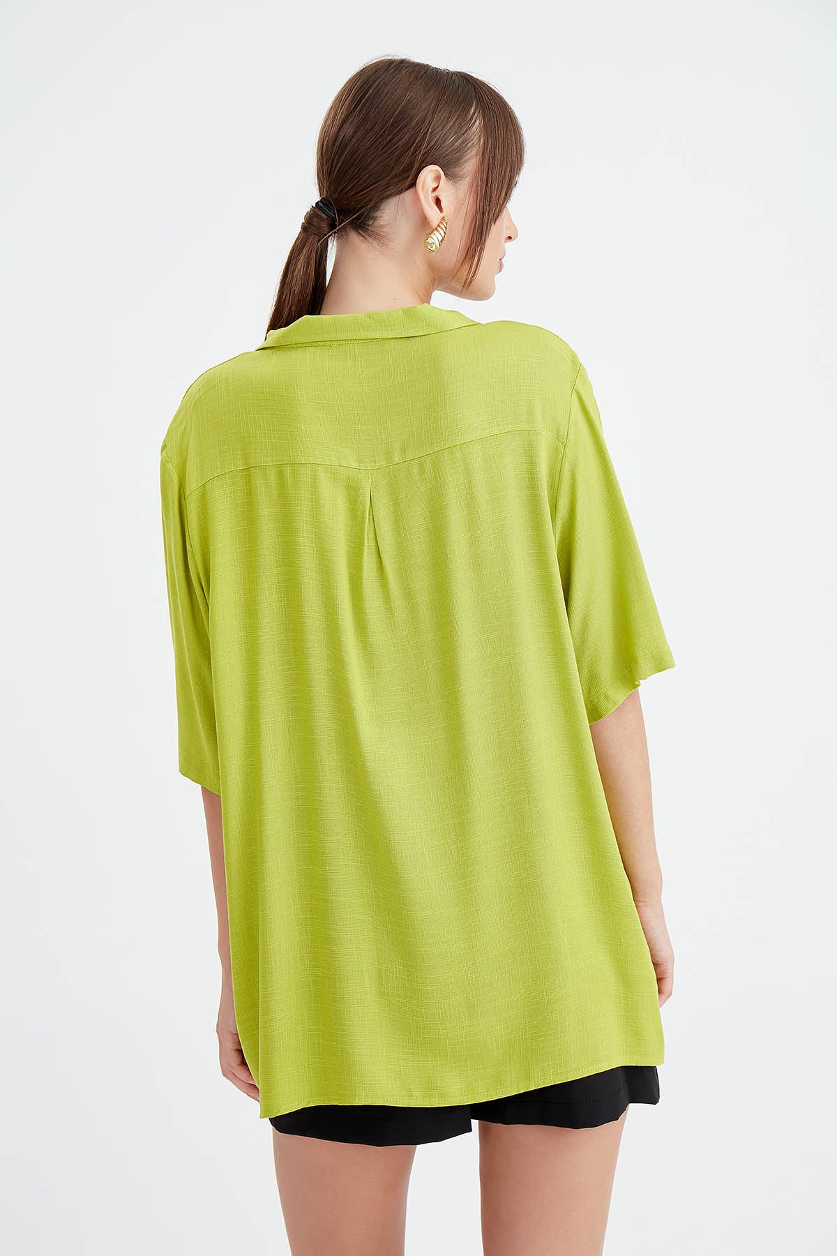 BLOUSE WITH NECK BUTTON BINDING