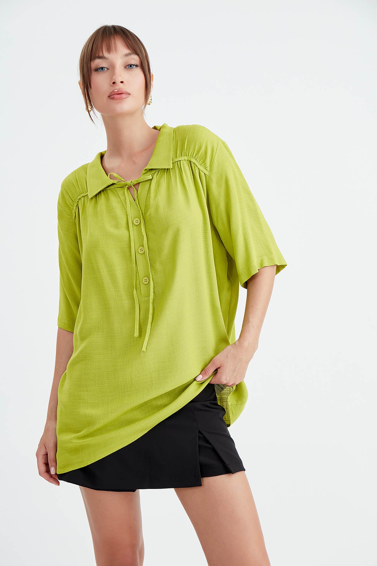 BLOUSE WITH NECK BUTTON BINDING