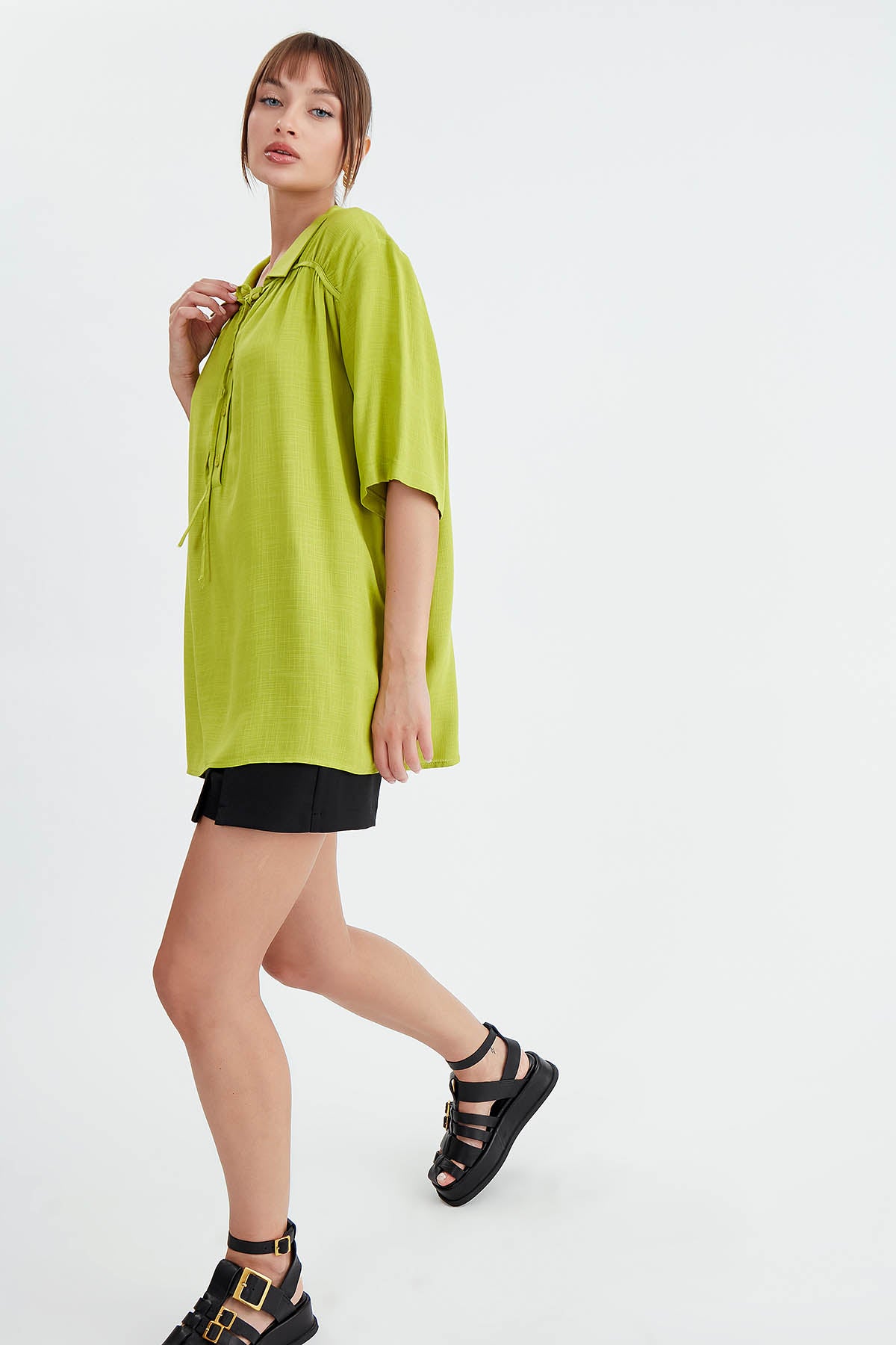 BLOUSE WITH NECK BUTTON BINDING