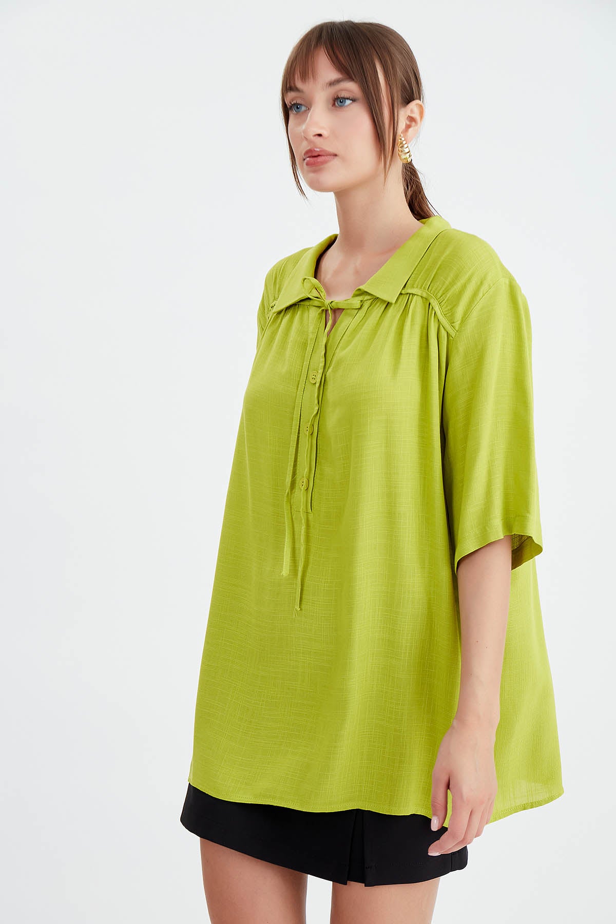 BLOUSE WITH NECK BUTTON BINDING