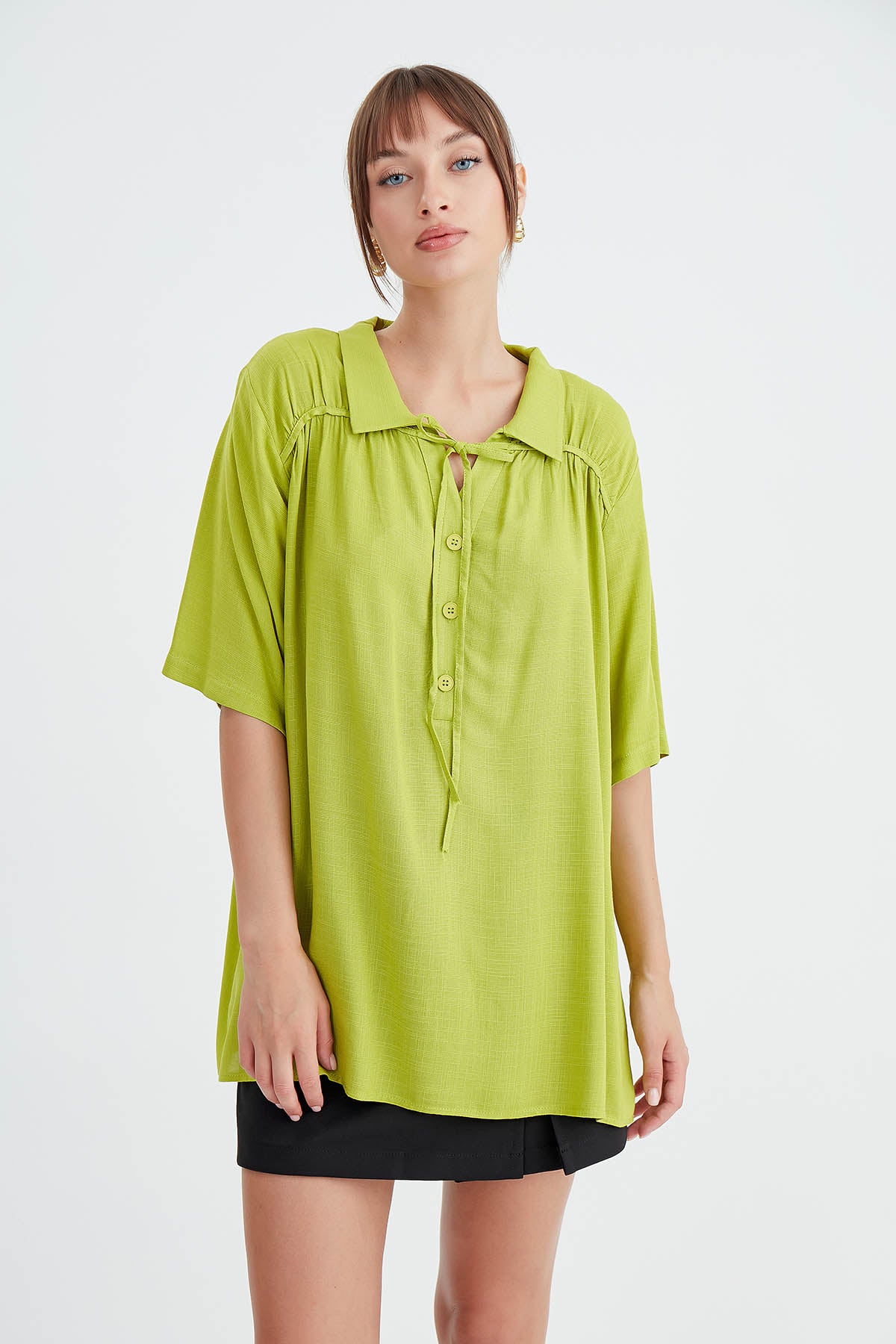 BLOUSE WITH NECK BUTTON BINDING