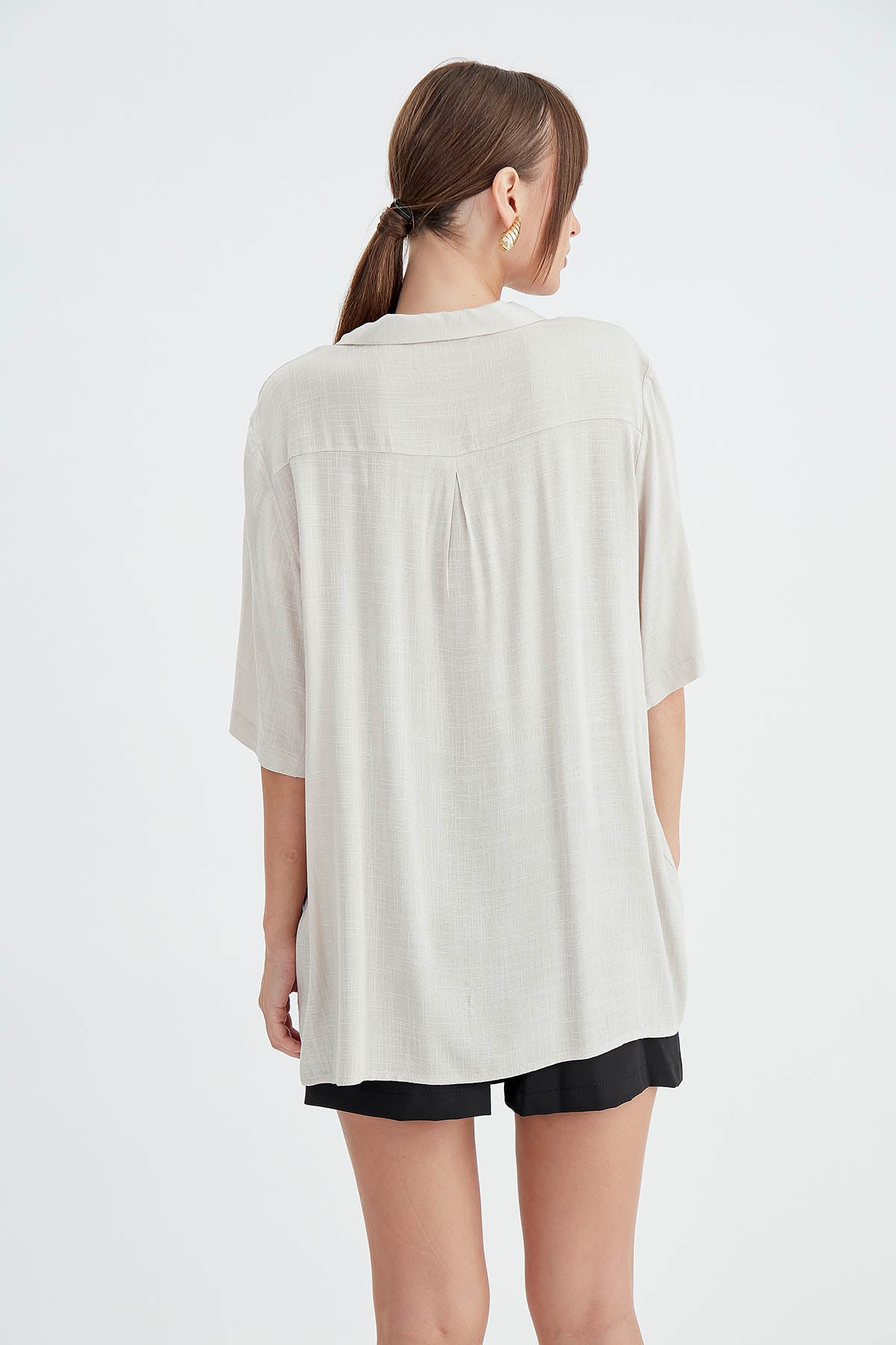 BLOUSE WITH NECK BUTTON BINDING