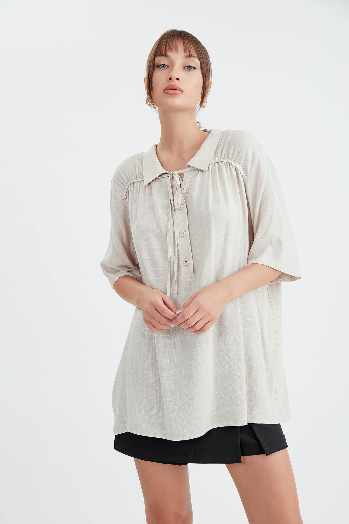 BLOUSE WITH NECK BUTTON BINDING