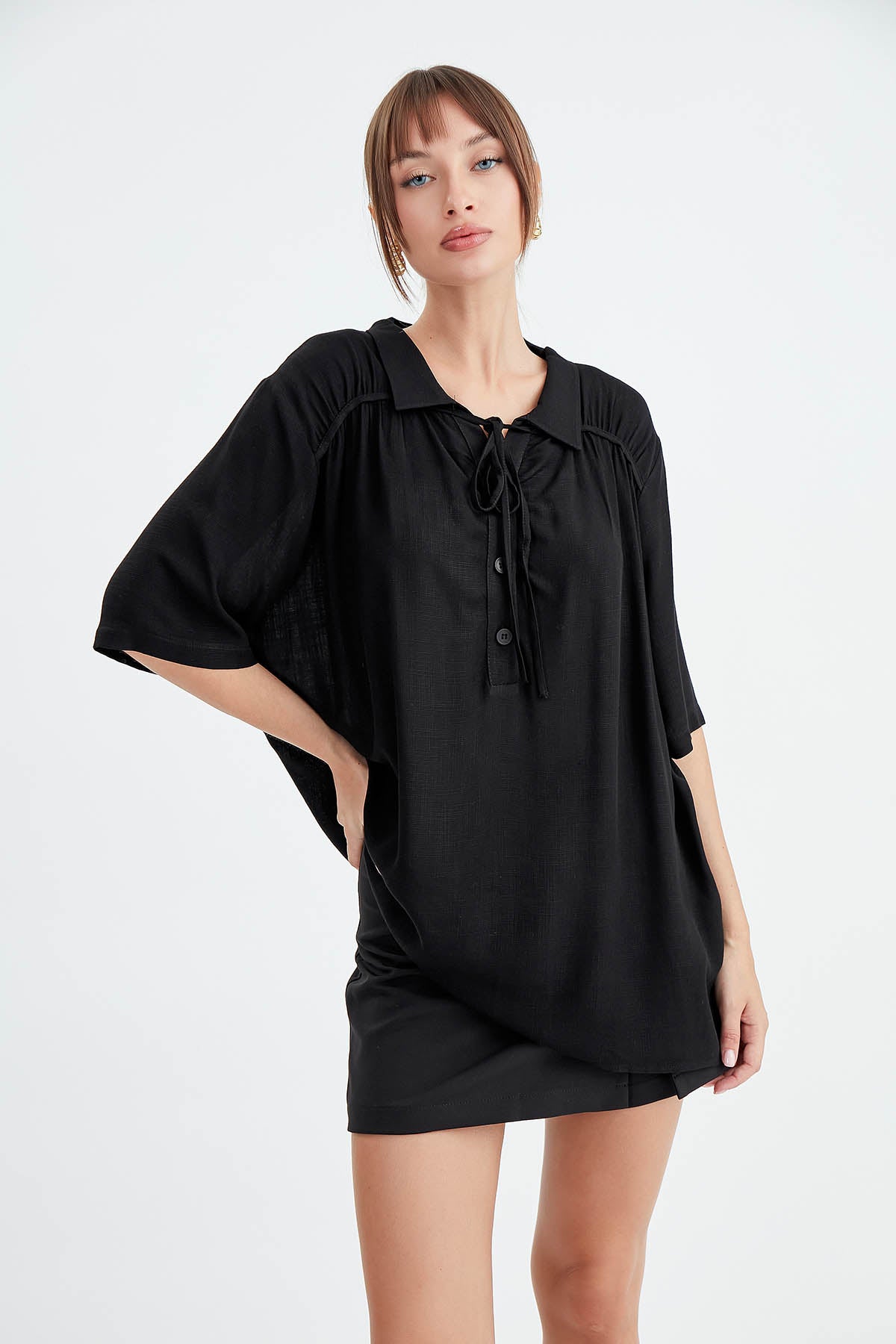 BLOUSE WITH NECK BUTTON BINDING