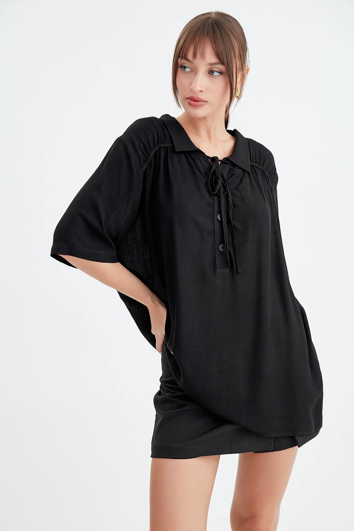 BLOUSE WITH NECK BUTTON BINDING